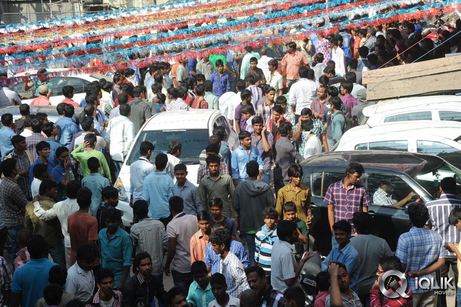 Yevadu-Hungama-at-Sandhya-Theatre
